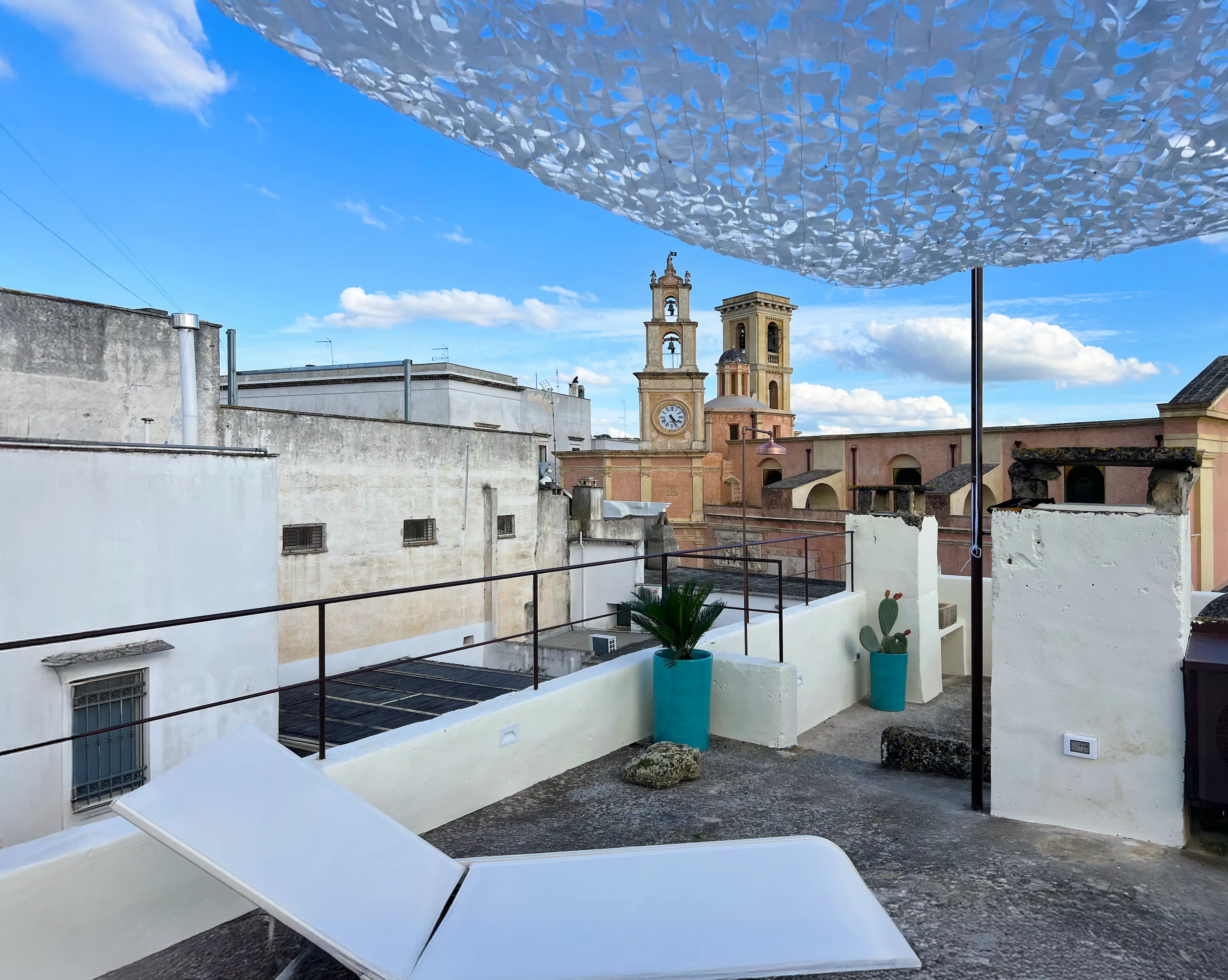 Vista della terrazza del Palazzetto Vico San Marco con la chiesa sullo sfondo